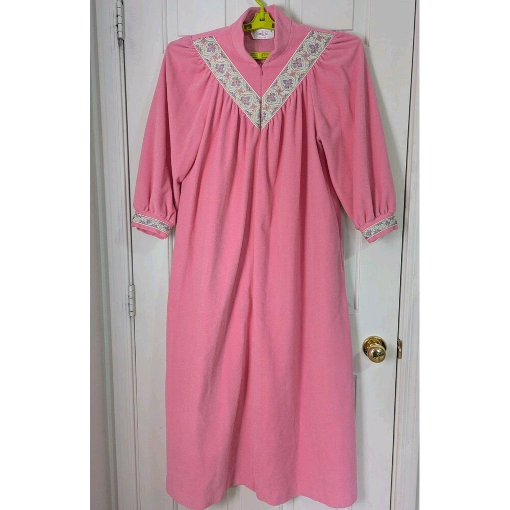 VTG Vanity Fair Velour Robe Gown Womens Small Pink Embroidered Coquette Cottage